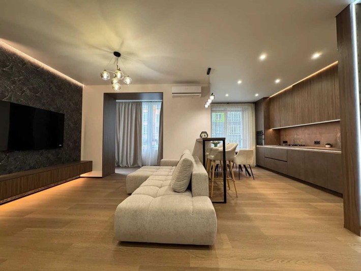 Елітна трикімнатна квартира біля міського озера - фото 1