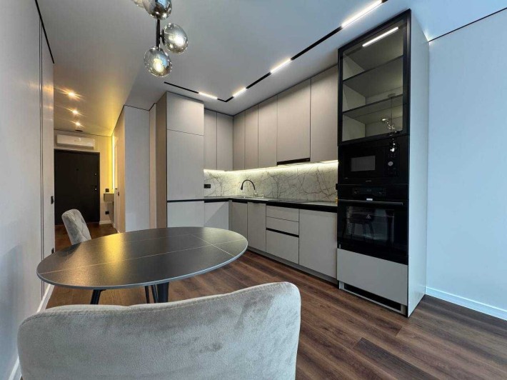 Ідеальна 1.5 кім з балконом та басейном на даху будинку! - фото 1