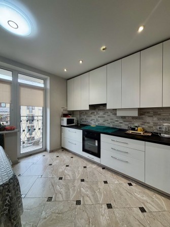 Велика 2 кімнатна квартира з газом! ЖК Річ Таун! Сертифікат! Балкон! - фото 1