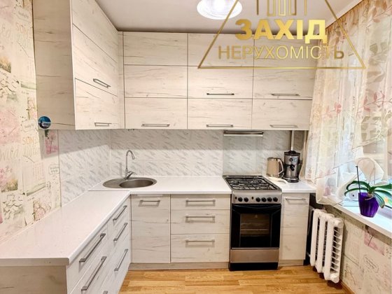 2 кімнатна з ремонтом неподалік центру Луцьк