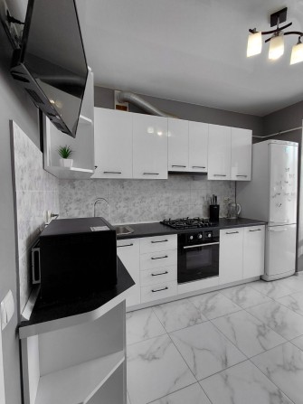 Компактна 1-кім. квартира з автономним опаленням, ремонтом і меблями! - фото 1