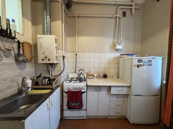 Продаж 3-кімнатної квартири сталінки на Червоній (15 школа) 1 дільниця Кривой Рог