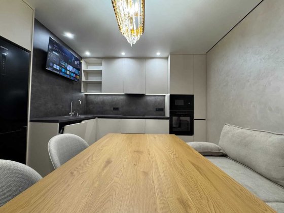 Велика двокімнатна поруч ТЦ Veles Mall Ивано-Франковск