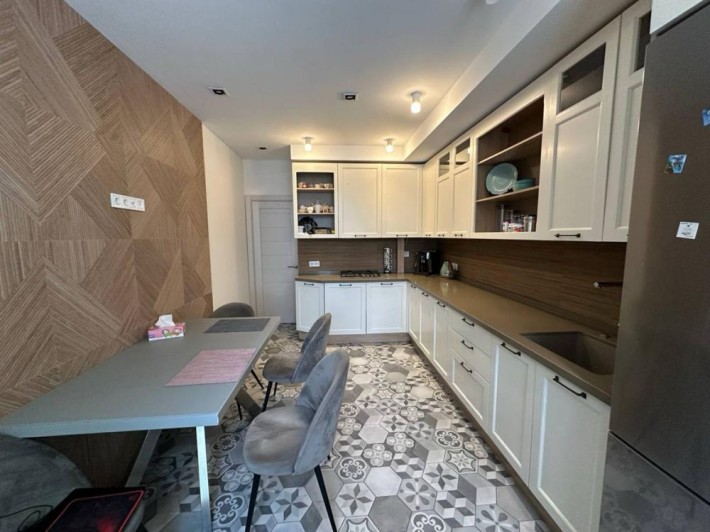 Продаж євротрикімнатної квартири з авторським ремонтом - фото 1