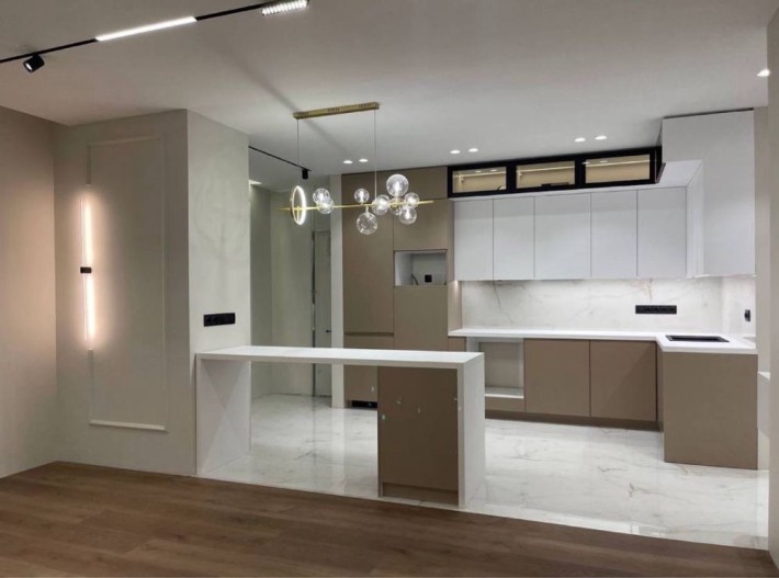 Квартира в розвиненому районі з дизайнерським ремонтом - фото 1