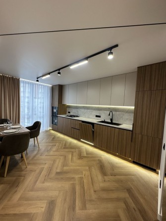 Продам стильну півторакімнатну квартиру в центрі міста по вул Бандери - фото 1