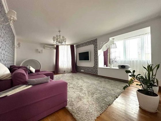 Двокімнатна в обжитому будинку з гаражем Івано-Франківськ