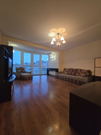 Укомплектована 2 кімнатна в новобудові 7 поверх 70м - фото 1