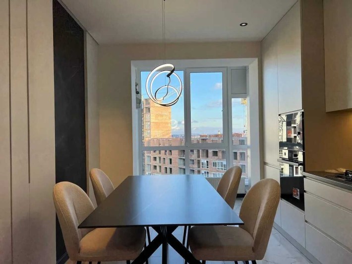 Двокімнатна з кухнею-студією в центрі міста - фото 1