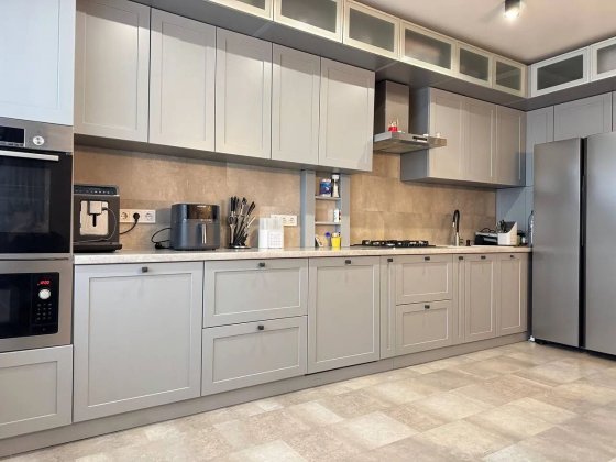 Трикімнатна в обжитій новобудові біля річки з усім необхідним Івано-Франківськ