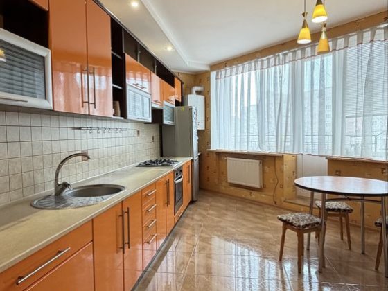 2кім в цегляному будинку, індивід опалення, Івасюка Івано-Франківськ