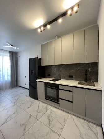 Квартира з новим ремонтом у жк Молодість! - фото 1