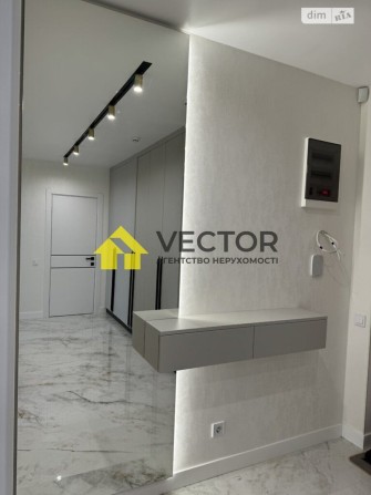 Видова 1-кім квартира в елітному будинку. Дизайнерський ремонт - фото 1