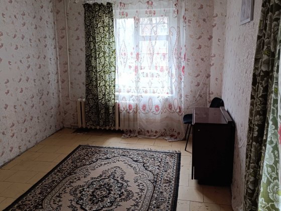 Продається 3-кімн. мкр. 4-й Зарічний, зупинка "Дивоцвіт" Кривой Рог