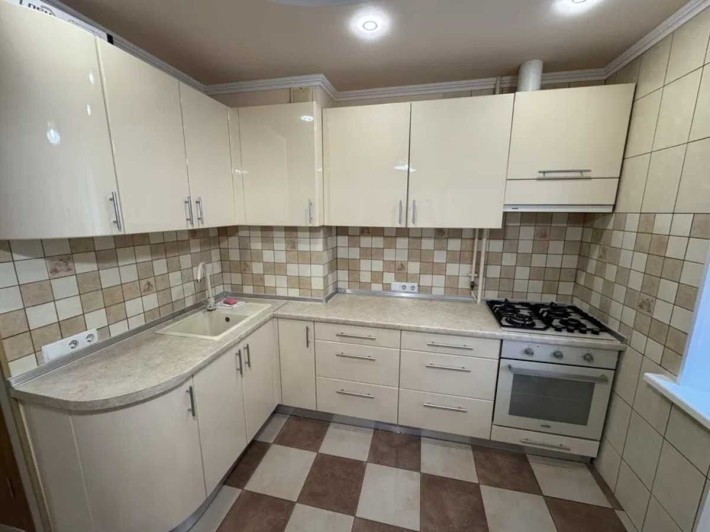 Однушка з ремонтом, низький поверх! ТОРГ - фото 1