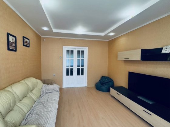 Продам квартиру сталінку 3-х кімнатну на 98 кварталі Кривий Ріг