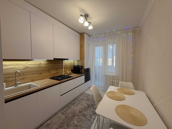 Продам трикімнатну квартиру з ремонтом - фото 1