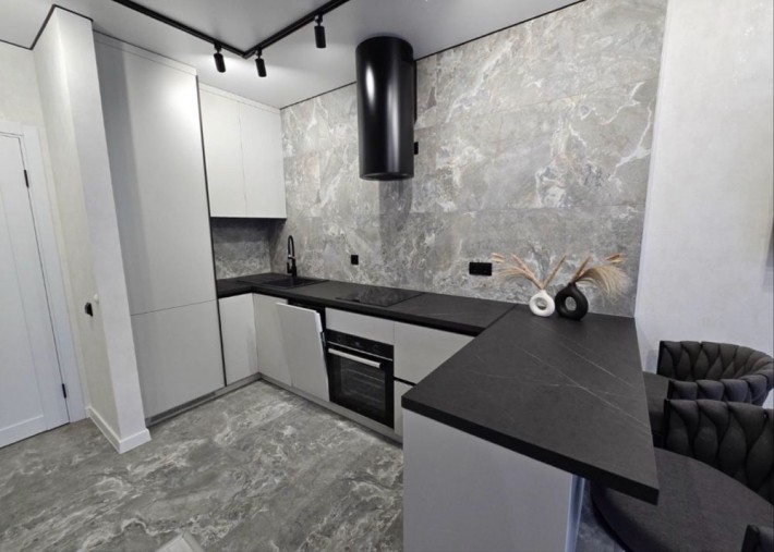 Чудова квартира з новим дизайнерським ремонтом! - фото 1