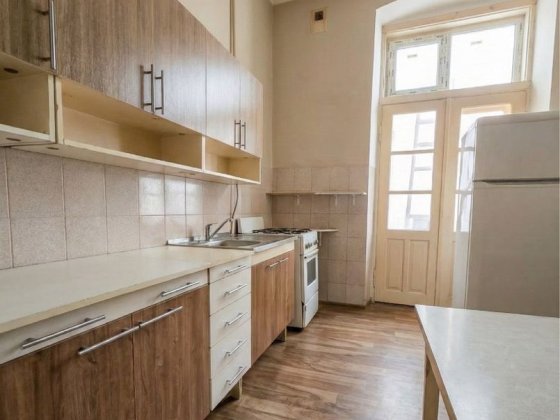 ЦЕНТР МІСТА! площа ФІЛАРМОНІЇ! Продам 2х кімн. 2ий поверх! Балкон! Черновцы