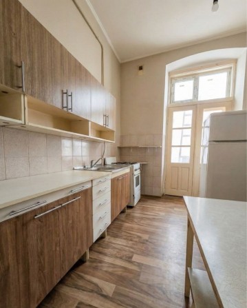 ЦЕНТР МІСТА! площа ФІЛАРМОНІЇ! Продам 2х кімн. 2ий поверх! Балкон! - фото 1