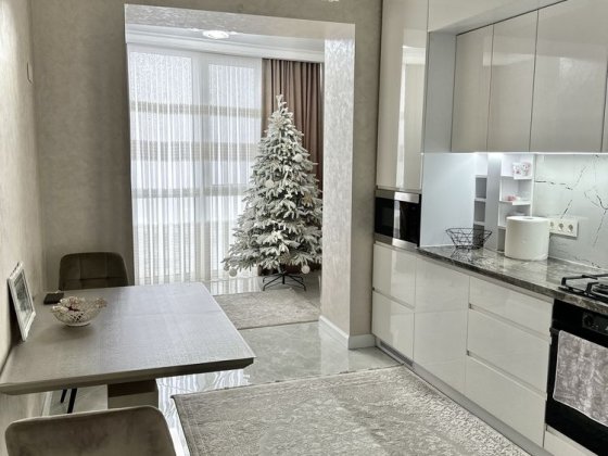 Світла , сучасна 2-кімнатна квартира (Кришталево Озеро) Чернівці