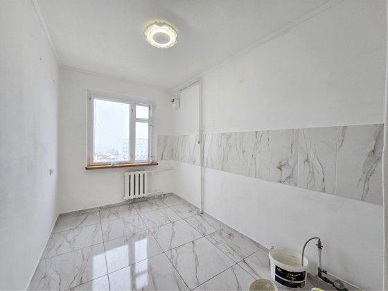 Продам 3х кімнатну, КОМАРОВА (р-н ЧЕРЕМОШУ), ОКРЕМІ КІМНАТИ, 2 балкони Чернівці