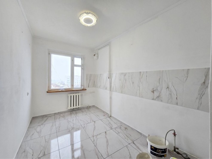 Продам 3х кімнатну, КОМАРОВА (р-н ЧЕРЕМОШУ), ОКРЕМІ КІМНАТИ, 2 балкони - фото 1