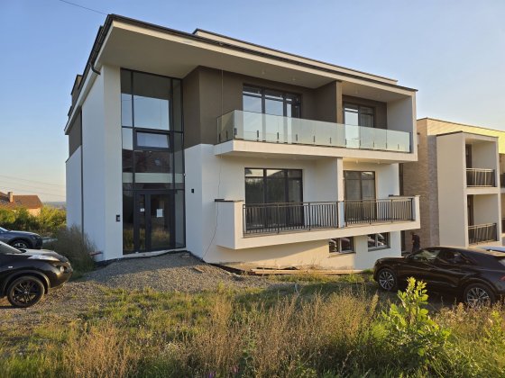 Простора 1-кімн квартира біля УжНУ з балконом та кладовою / ЖК Вербний Ужгород