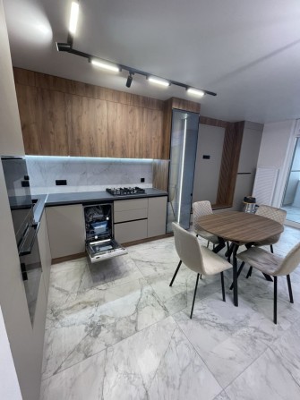 Продаж 2 км квартири на проспекті Злуки з ремонтом - фото 1