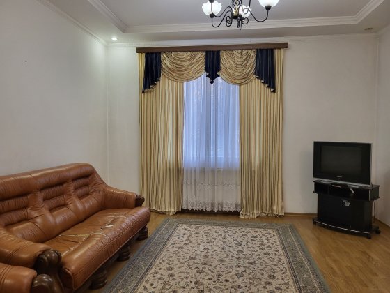 Продам квартиру 87 кв.м. з  А/О  та  двома гаражами в центрі міста Ровно