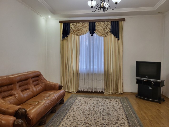 Продам квартиру 87 кв.м. з  А/О  та  двома гаражами в центрі міста - фото 1