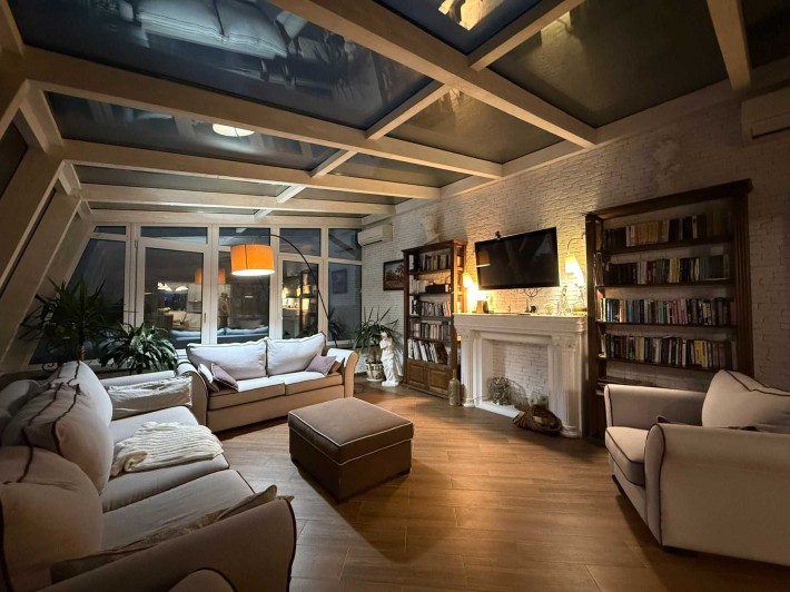 Продаж трикімнатної квартири в Центрі з видовою терасою! - фото 1