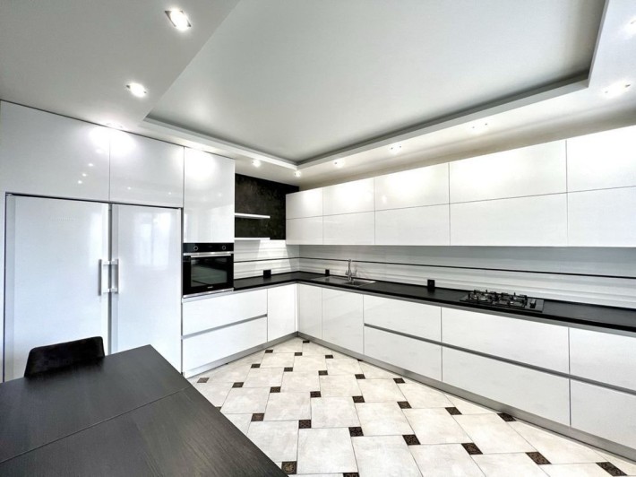 Продам 3-к квартиру. Топ локація - фото 1