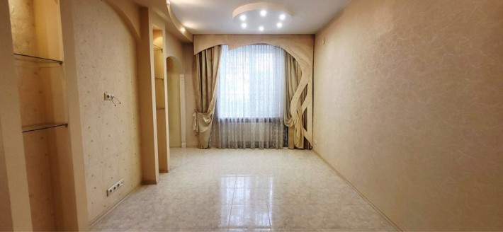 Елегантна квартира з дизайн- проєктом у центрі міста - фото 1