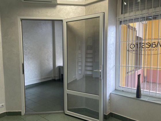 Продаж 2- х кімнатна центр Ужгород