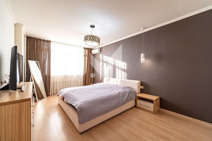 Світа та простора 2-к квартира 73 м² просп. Миколи Бажана 8-Б - фото 1