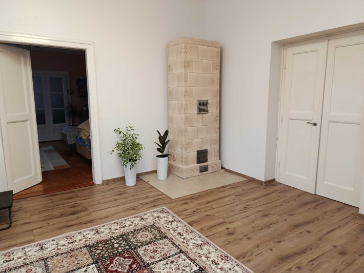 Продається 3-х кім. квартира напівособнячного типу в центрі міста - фото 1