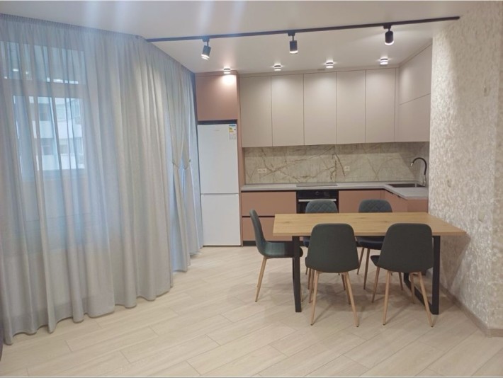 Цікава пропозиція в центрі міста - фото 1