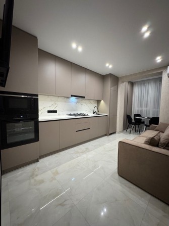 Продам 2к. квартиру в новострое Левый берег Слобожанский - фото 1