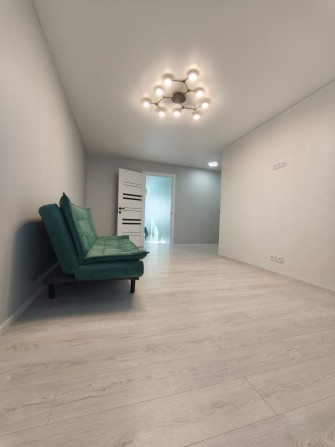 Продаж сучасної 2 кім. квартири з ремонтом в затишному районі  міста - фото 1