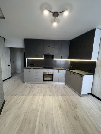 Ідеальна 2-кімнатна в новобудові: дизайнерський ремонт, все лишається - фото 1