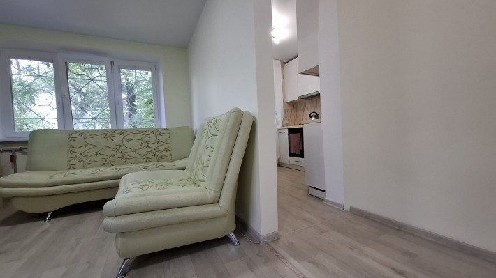 Продам 1-кімнатну з ремонтом, перший поверх, центр району - фото 1