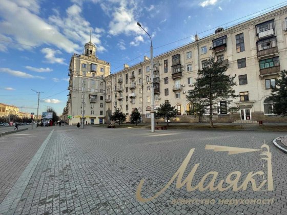 2 кімн. квартира в центрі, пл.Поляка Запорожье