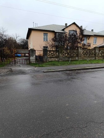 Продам комфортну двокімнатну квартиру з каміном, гаражем,ділянкою - фото 1