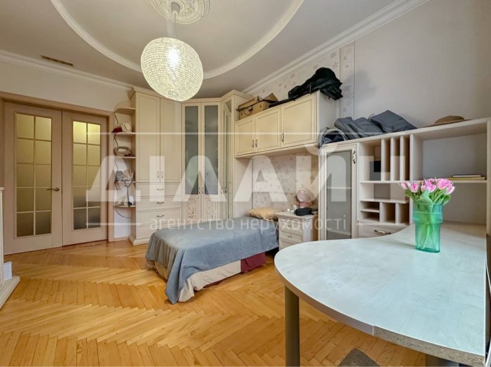 Краща локація! 3кімн. Сталінка у Центрі міста! - фото 1