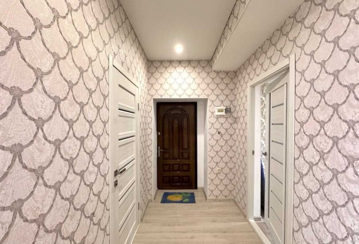 продаж 2 кімн сталінки Садова 2 поверх ремонт,гараж,закритий двір - фото 1