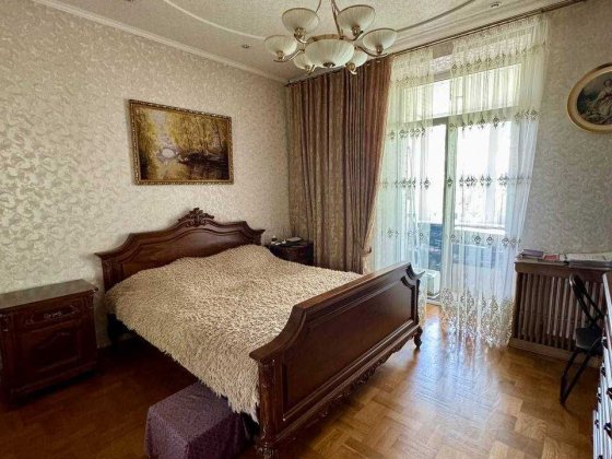 Продам трехкомнатную квартиру, ул.Рабочая, газовое отопление, сталинка Днепр