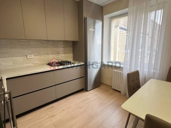 Продажа трехкомнатная абсолютно новый ремонт Тополь Днепр