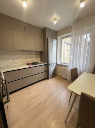 Продажа трехкомнатная абсолютно новый ремонт Тополь - фото 1