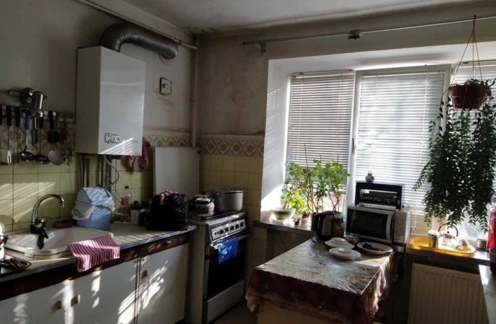 Продам великогабаритну трикімнатну квартиру в центрі. - фото 1